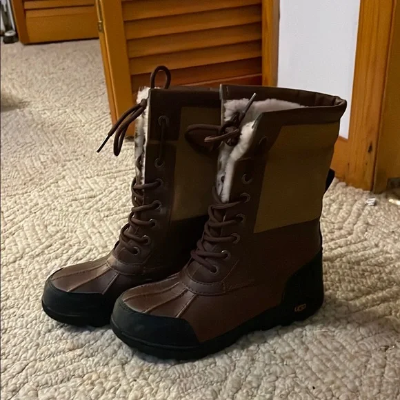 UGG Brown and Black Waterproof Boots with Traction Sole - Picture 9 of 13